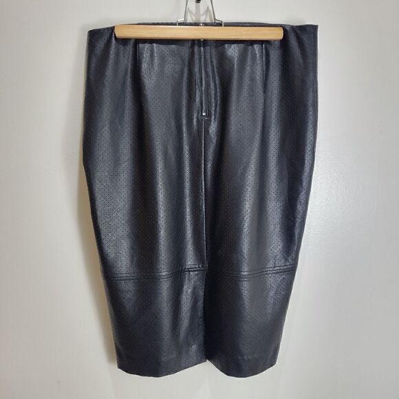 ReitmansāblackāperforatedāpleatherĀ pencilāskirt - Picture 4 of 6